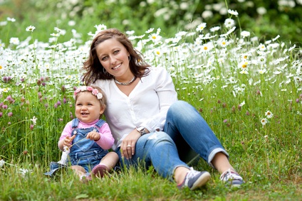 lachende Mutter und Tochter Alleinzeriehend in Deutschland