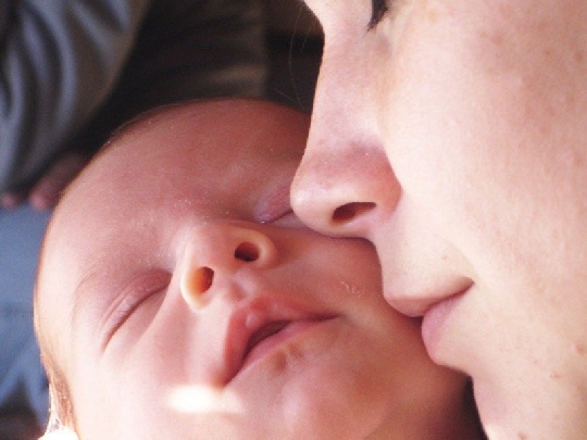 Beschütztes Baby mutter-mit-baby