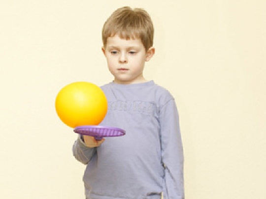 Physiotherapie. Eine runde Sache. kind-mit-gymnastikball