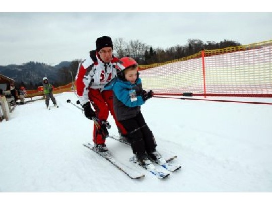 Gute Ausrüstung ist beim Skifahren wichtig kinderlift