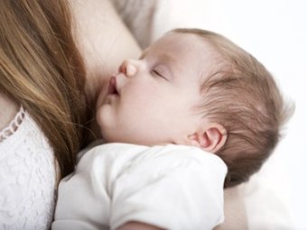 Auch beim Schlafen braucht dein Baby jetzt mehr Nähe