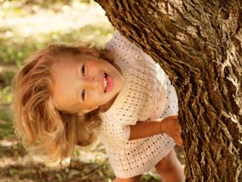 lachendes Kind am Baum
