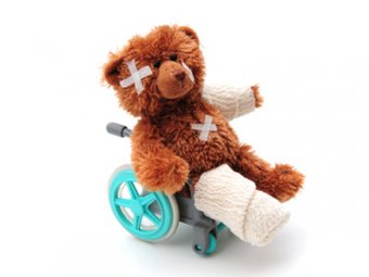 Teddy im Rollstuhl