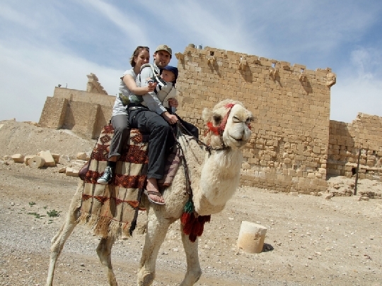Per Kamel durch Palmyra in Syrien