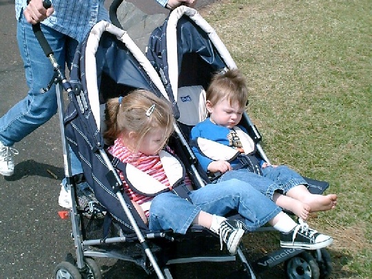 Zwillinge im Kinderwagen zwillinge-im-kinderwagen