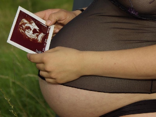 Viele Babys kommen erst zwei Wochen nach dem errechneten Termin zur Welt. kurz-vor-der-geburt