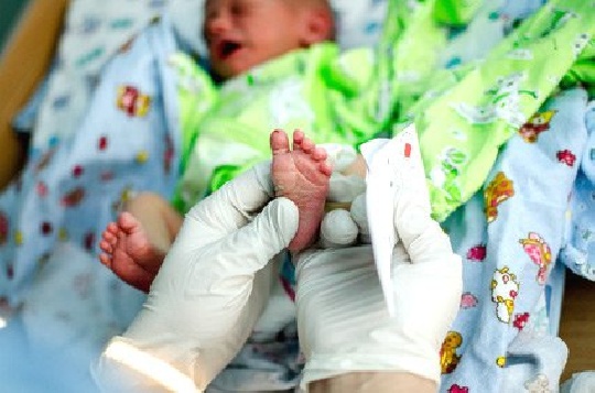 Stoffwechselerkrankungen und Endokrinopathien frühzeitig zu erkennen. neugeborenenscreening