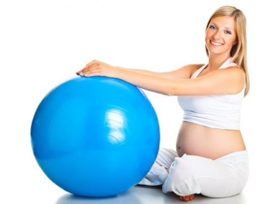 Fit durch die Schwangerschaft schwangere-mit-gymnastikball