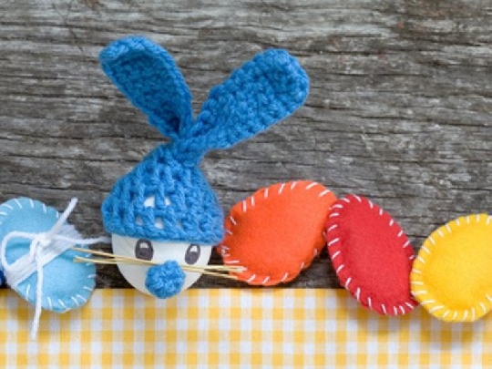 Osterhasen als Fensterschmuck ostern-filzeier