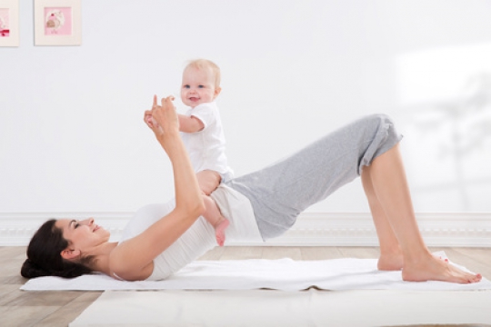Gemeinsames Yoga entspannt Mutter und Kind. yoga