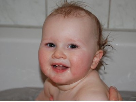 Ein Baby beim Baden baby