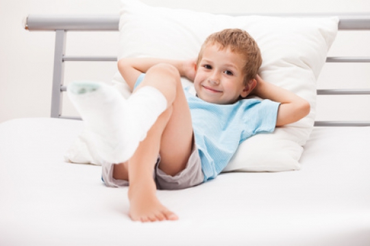 Knochenbrüche sind bei Kindern ein häufiges Phänomen. knochenbrueche