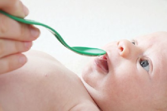 Abgepumpt oder direkt von der Brust: Muttermilch versorgt das Baby optimal. muttermilch