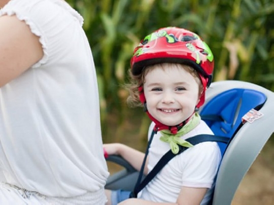 Spaß haben beim Fahrradfahren - und an die Sicherheit denken! kind-fahrradsitz