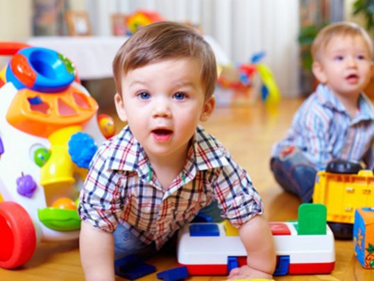 Spielen und Entwicklung im Kindergarten! kindergarten-junge-spielt