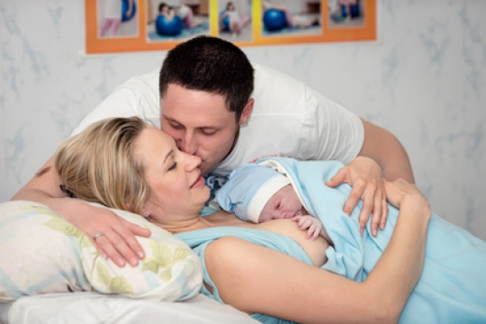 Doch wie sieht die Rolle des Vaters am Wochenbett aus? wochenbett