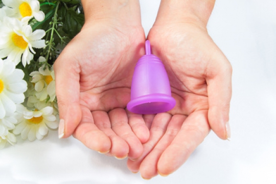 Die Menstruationstasse: Für viele Frauen eine Alternative zu Tampons. menstruationstasse