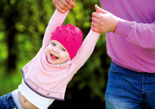Spiel und Spaß: Beim Vater sind Kinder oft aufgedrehter als bei der Mutter. vater-und-kind