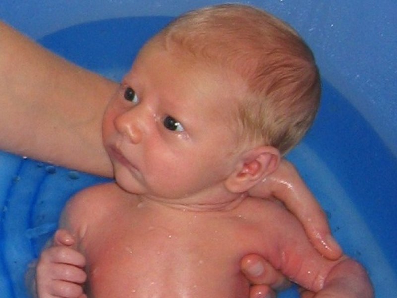neugeborenes-baby-baden