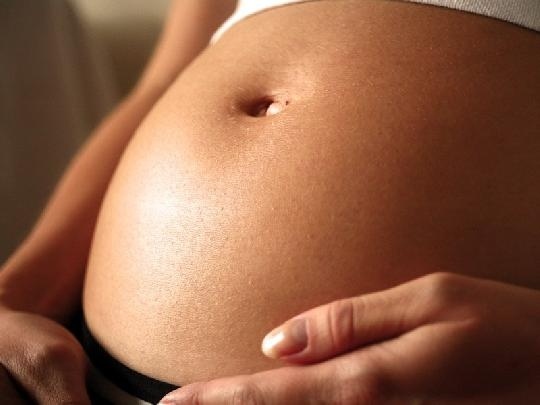 Der Bauch wölbt sich langsam babybauch