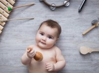 Dinge, die dein Kind mit 3 Monaten interessieren Musikinstrument stehen bei deinem Baby jetzt ganz hoch im Kurs