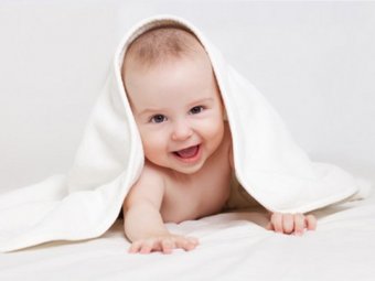 Baby unter einer Decke versteckt