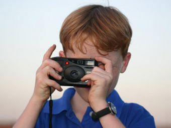 Kind beim Fotografieren