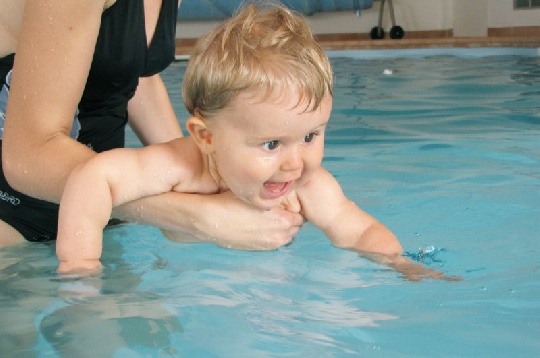 Spaß im Wasser babyschwimmen