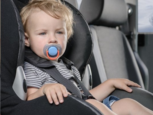 Ein sicherer Kindersitz ist für das Auto ein Muss! kind-im-autokindersitz