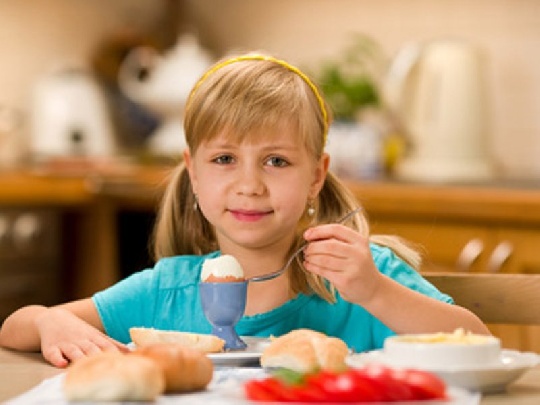 Das gesunde Frühstück für Kinder essendes-kind