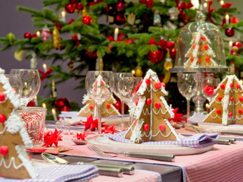 Das Festmahl für die ganze Familie weihnachtstisch
