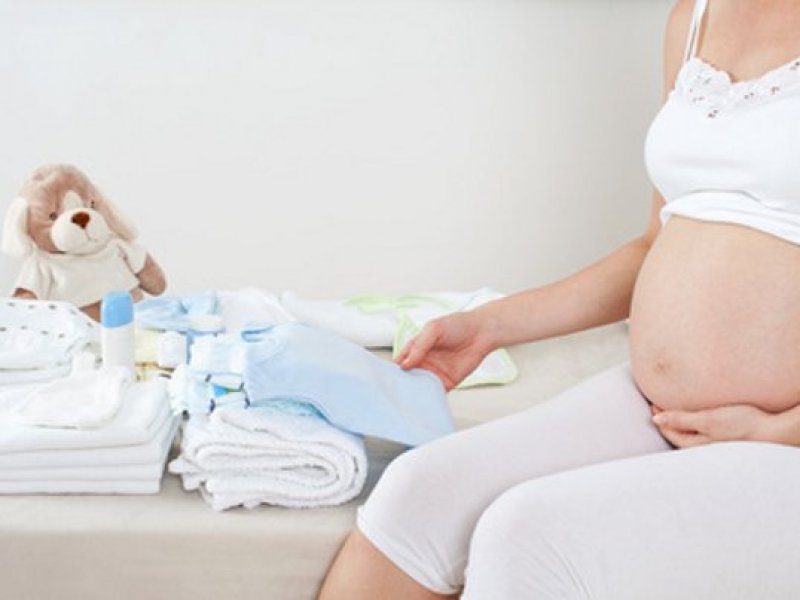 schwangere-packt-kliniktasche