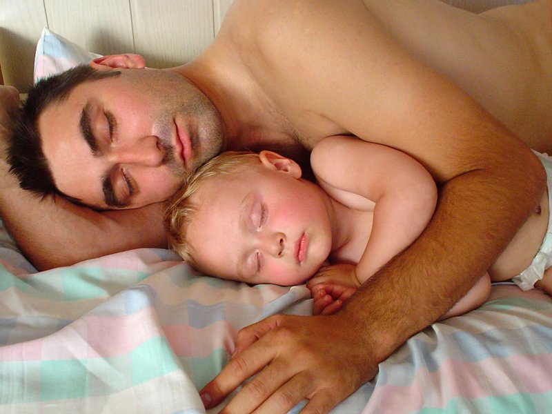 Das Baby im Elternbett