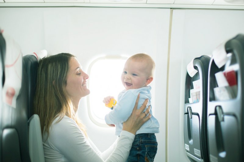 handgepaeck-baby-flugzeug