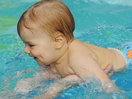 Schwimmen für Babys was-foerdert-babyschwimmen