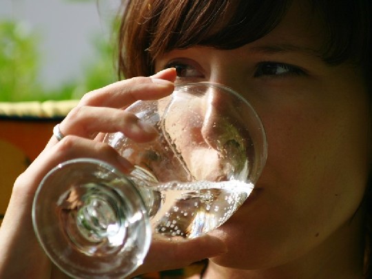 Wie gesund ist Nahrungsverzicht? trinkende-frau