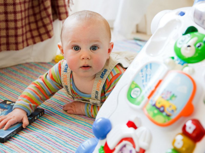 Spielsachen fordern die Motorik spielzeug-baby