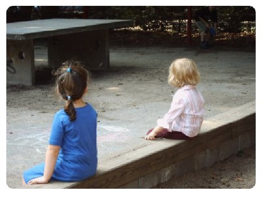 Ängste überwinden. Selbstvertrauen finden. Kontakte knüpfen. kinder-sitzen-getrennt