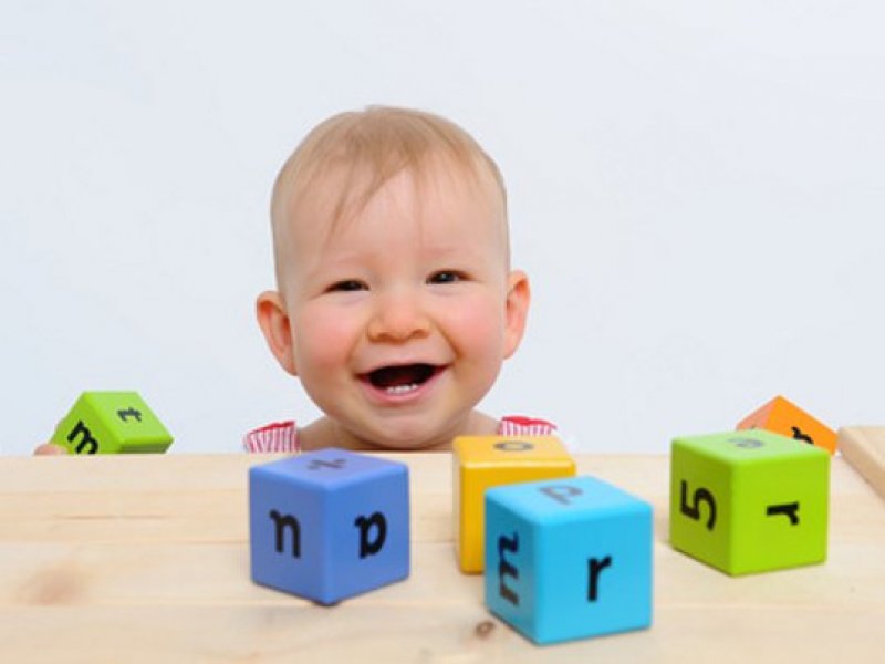 baby-spielt-kloetzchen