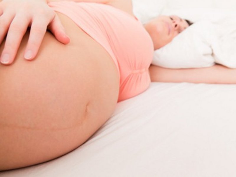 Damit das Baby bleibt, wo es hingehört. schwangere-im-bett