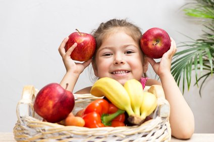 kind-mit-apfel