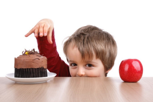 Viele Kinder greifen lieber zu Süßigkeiten statt zum Apfel. kind-mit-schokolade