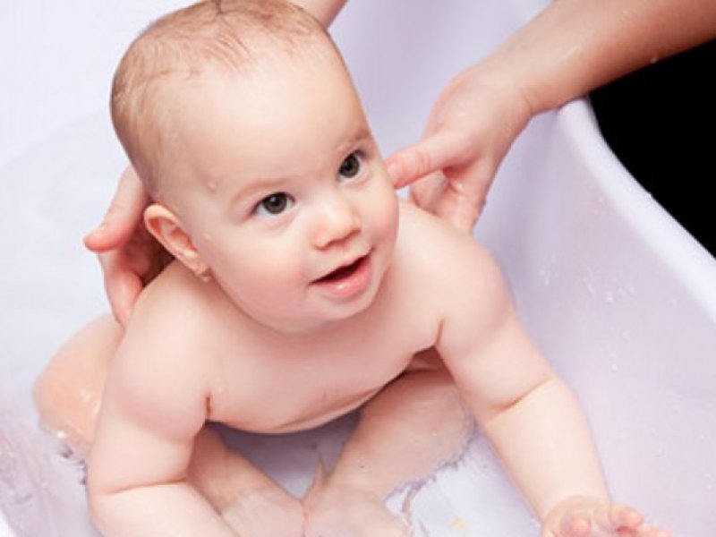 baby-in-der-badewanne