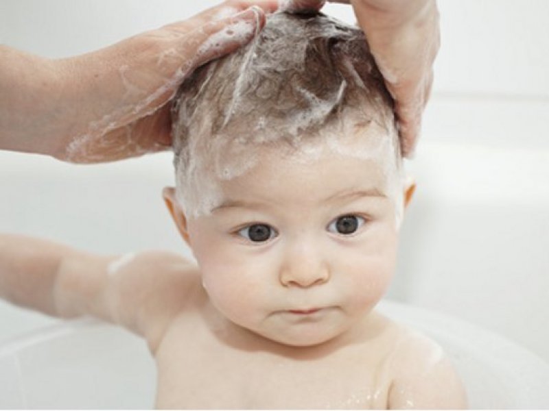 baby-haare-waschen