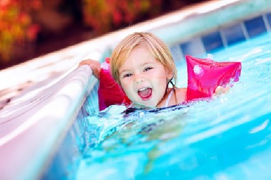 Risiko Wasser: Kinder sollten nie ohne Aufsicht schwimmen. schwimmendes-kind
