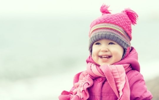 Wäre Kleidung ist für Kinder im Winter besonders wichtig. kind-mit-muetze