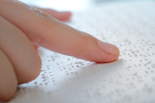 Die Blindenschrift stellt eine der vielen Hilfen für behinderte Menschen dar. blindenschrift