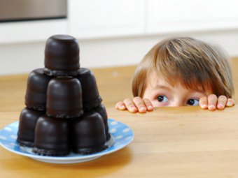 Kind und Schokolade