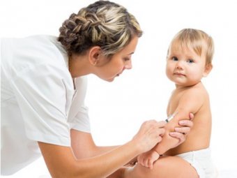 Die Polio-Impfung Spritze gegen Kinderlähmung beim Baby